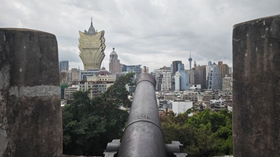 大炮台景区位于澳门岛的最高处，是古代重要的军事要塞，葡萄牙军