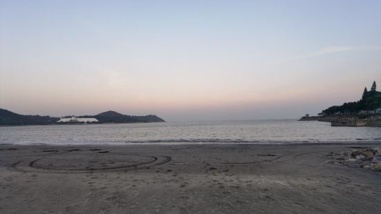 澳门路环岛上的黑沙沙滩，细细绵绵的黑沙，景色优美的沙滩，有度