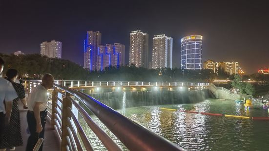 孔雀河，是貫穿新疆庫爾勒市整個市區的一條環城河。夏天，景色優