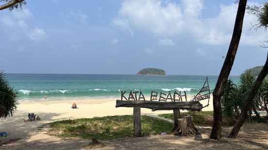 卡塔海滩是位于泰国普吉岛的海滩，规模比芭东要小，但是它拥有2