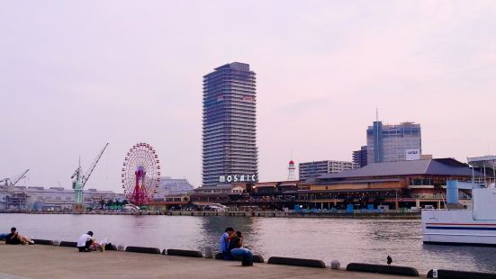 神户港位于日本最大岛本州岛西南部大阪湾，离市中心及有着富饶绿