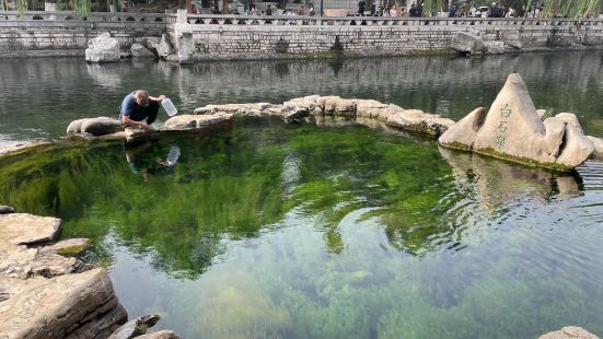 黑虎泉是免费的，更像是济南市民的晨练公园，这里能看到好多市民