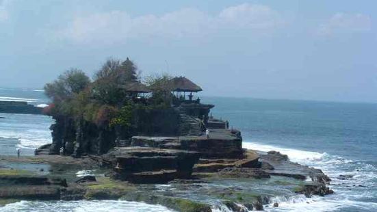 位於印尼巴厘島該廟坐落在海邊一塊巨大的岩石上，每逢潮漲之時，