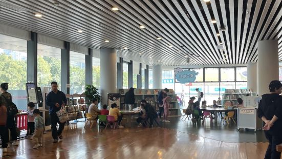 很喜欢来这里的少儿图书馆，书很多！