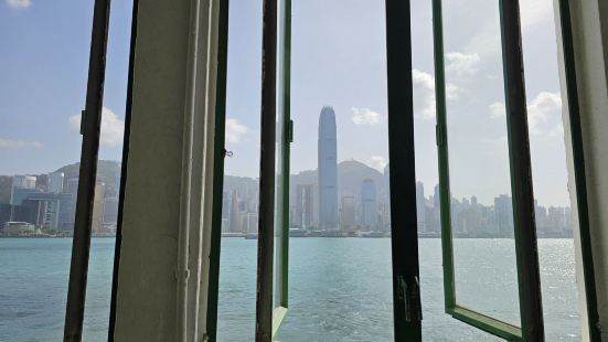 天星小轮应该是每个来香港的人都会坐的项目，从维多利亚港出发，