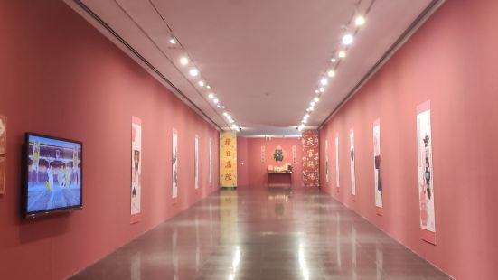 澳門藝術館坐落在外港，展館共四層。一層特展，二至三層展出本土