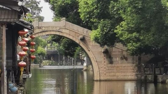 西塘古镇的组成部分，有400多年的历史，有很多古桥，坐上小船