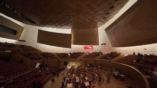 听一场交响乐 真是很不一样的感受 震撼 音乐厅是现代建筑 简