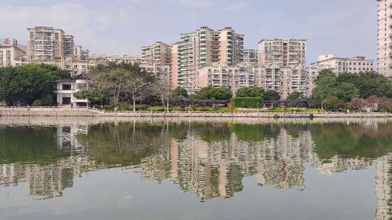 位於晉江市，離晉陽湖公園很近。有陽光草坪、休閑廣場、濱水景觀
