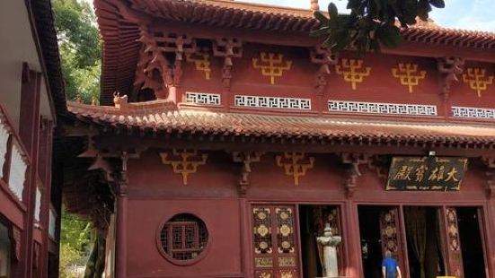 天童寺，位于浙江省宁波市鄞州区东吴镇天童村，在宁波市东25千