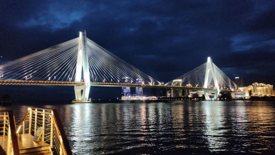 夜晚，当城市的霓虹灯熠熠闪烁，海口的世纪大桥就像是一座梦幻的