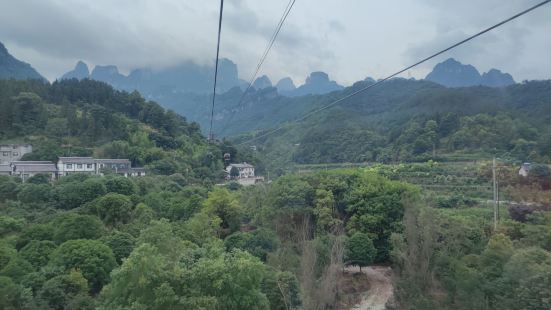 天门山索道，是世界最长的单线循环式高山客运索道，长7454米