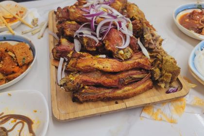 古莱莱草湖果木炭馕坑肉