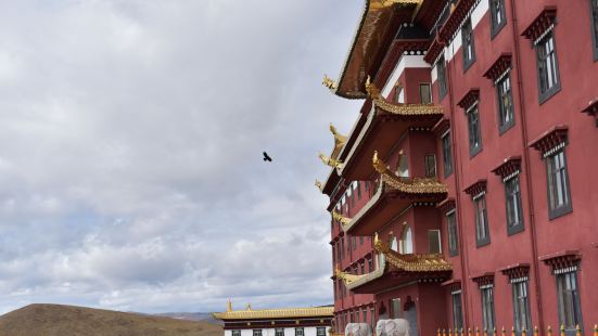 新都桥镇，隶属于四川省甘孜藏族自治州康定市，地处康定市折多山