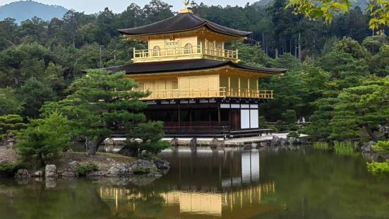 日本京都&zwnj;金阁寺是一座历史悠久的禅宗寺院，引人注目