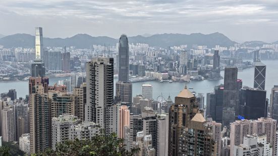 太平山顶是香港岛的最高峰，海拔552米，也是香港的标志性景点
