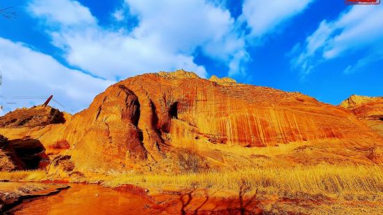 靖边丹霞形成于9600万年以前，这里的沙丘不断浸渍地下水，一