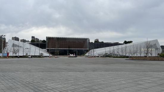 宜昌市城市规划展览馆位于宜昌市伍家岗区求雨台公园南部地块，位