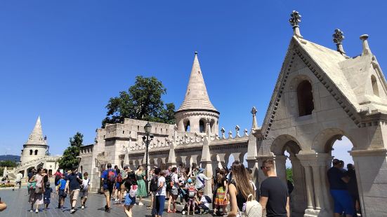 位于布达佩斯多瑙河畔的布达城堡区，景色很美，游客众多！