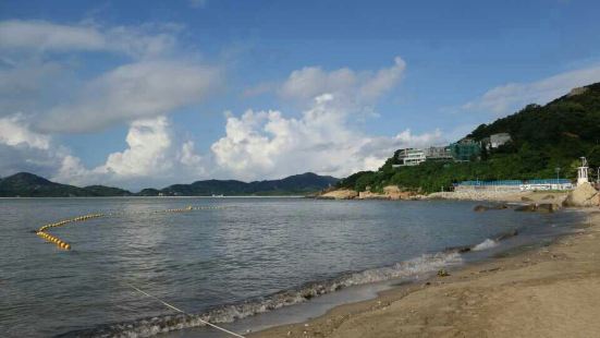 在竹湾之上的竹湾园，依山而建，除了原有的树木外，房舍、小桥、