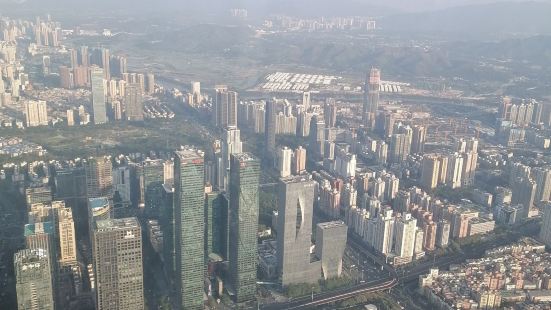 跟同事们一起登上了华南区第一高楼平安金融中心大厦，高度是59
