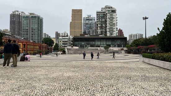 澳门一日游，从东望洋炮台及灯塔朝孙中山纪念馆走，路过塔石广场