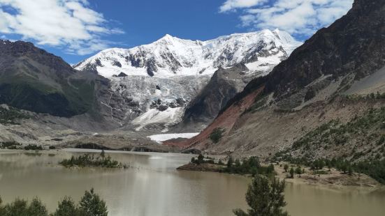 我们从四川雅安路线进入西藏，遇到的第一个冰川就是米堆冰川，从