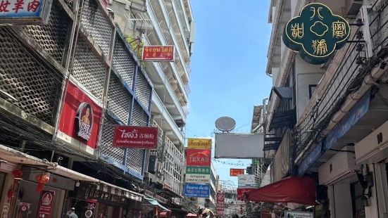 大约两公里长的泰国唐人街，有着浓郁的潮汕风情，流行着潮州话。