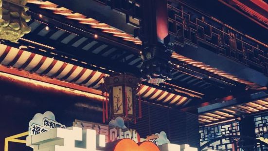 城隍庙旅游区&zwnj;，&zwnj;位于上海市黄浦区方浜中