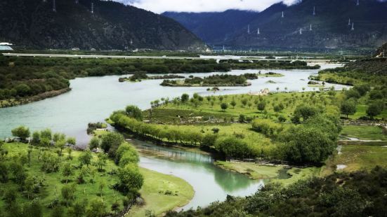 尼洋河位于中国西藏自治区林芝地区，这里水量充沛，水绿清澈，沿