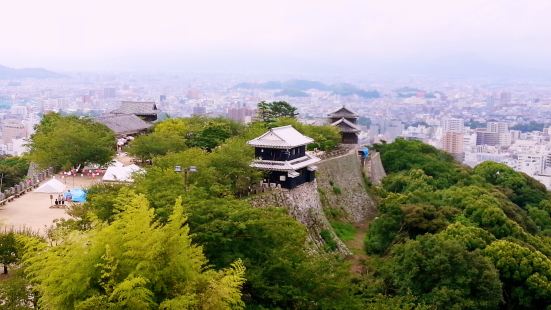 日本爱媛县松山市中心一座险峻的小山上有日本传统古城&mdas