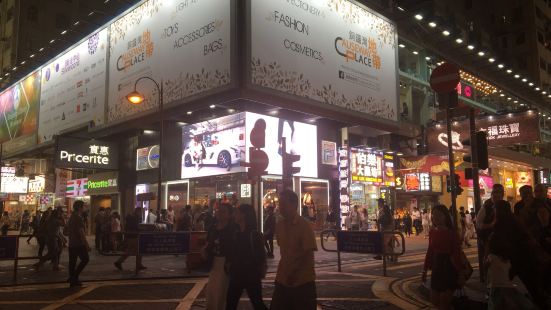 铜锣湾位于香港特别行政区湾仔区，是中国香港的主要商业及娱乐场