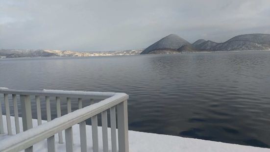 日本北海道的洞爷湖是不错的景区，湖周围有很多酒店，我到北海道