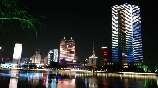 宁波三江口是宁波，最值得一去的，因为这里的夜景是宁波最好看的