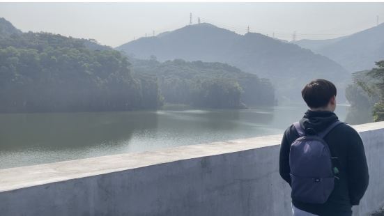 值得的，山也不高，爬的也不累，走到半山腰还可以坐在那里看高铁
