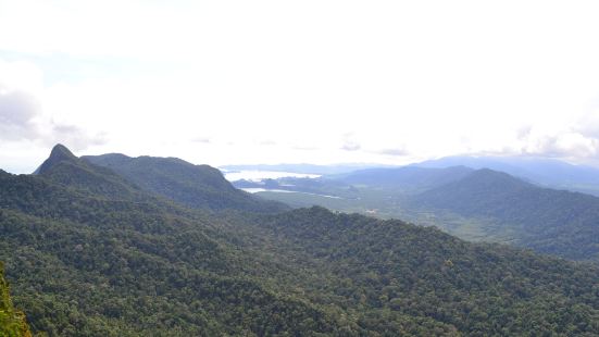 兰卡威岛第一高山马西冈山山脚下的东方村。在东方村搭乘空中缆车