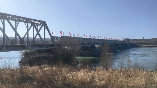 古老的黄河铁桥承载着一定历史时期的厚重感，成为今天游客打卡的