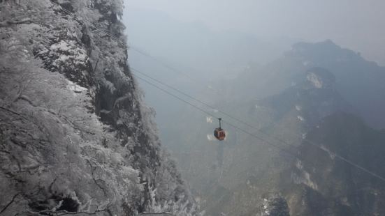 索道全长7454米，高差1277米，是世界最长的高山观光客运