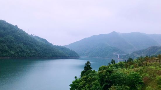 太平湖风景区位于安徽省黄山市黄山区，西北部与宣城市泾县接壤，