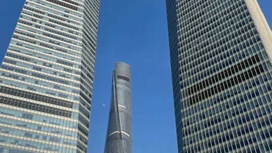 作为游客去上海必去的景点，陆家嘴的摩天大楼三件套真的拍照很有