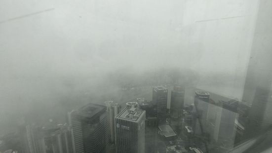 先乘坐高速电梯直达88层观光厅，在观光厅内欣赏城市风光，拍照