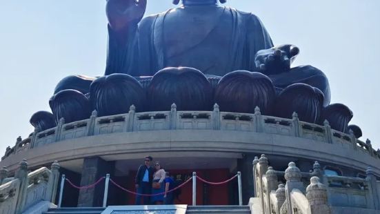 位于的大屿山山顶的天坛大佛值得花时间一游,也是电影&ldqu
