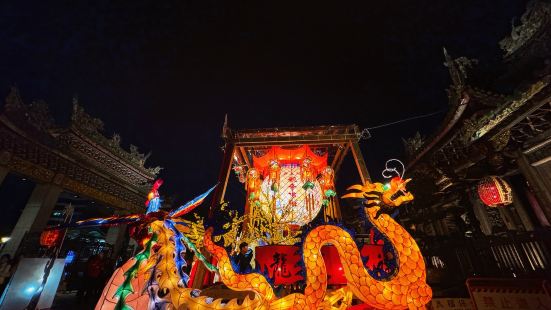 甲辰年艋舺龍山寺精美的元宵平安花燈。