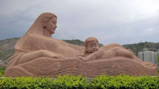 黄河母亲像位于甘肃省兰州市黄河南岸的滨河路中段、小西湖公园北