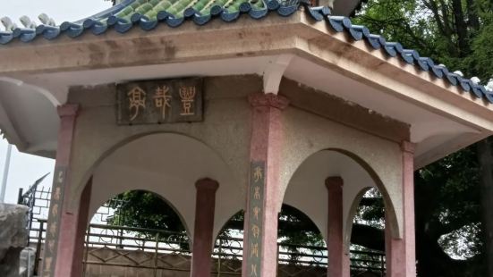 汕头市博物馆位于汕头中山公园旁边，展品内容不时有更新，路过步