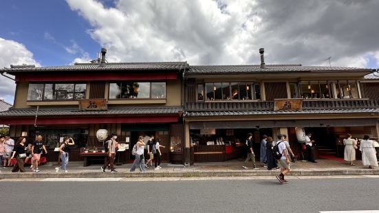 京都嵐山位於日本京都西郊，是京都著名風景區。海拔382米，以