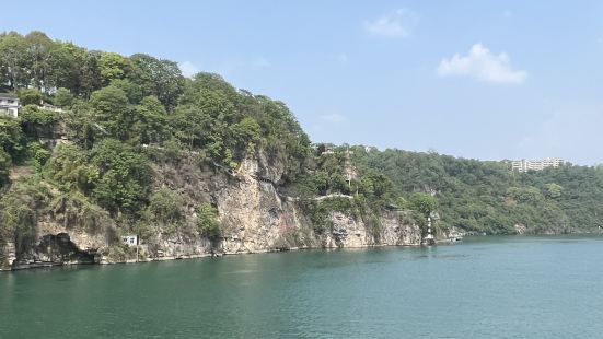 张飞擂鼓台位于湖北宜昌西陵峡口北岸，三游洞山顶南侧，形若一巨