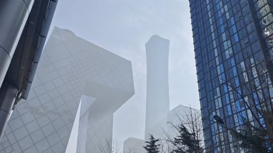 中央电视台总部大楼位于北京市朝阳区东三环中路，地处 北京商务