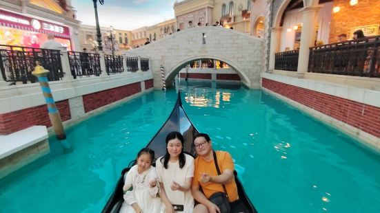 带娃到澳门，体验贡多拉，卖票的小姐姐态度很好，船夫很健谈，也