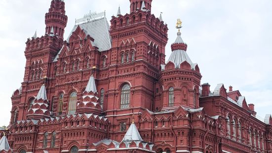 红场位于俄罗斯首都莫斯科市中心，临莫斯科河，是莫斯科最古老的